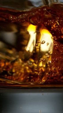 Buzlu viski ya da romun çok yavaş bir şekilde dökülmesi. Yüksek hızlı sinema kamerasıyla çekilmiş..