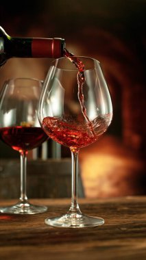 Kırmızı Şarap Dökme 'nin ayrıntıları. Arkaplanda Şarap Mahzeni.