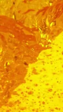 Macro Shot 'un Süper Yavaş Hareketi Bira İçeceği, yakın plan. High Speed Cinema Camera 'da çekildi, 1000 fps. Dikey Görünüm Oranı.