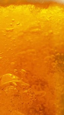 Macro Shot 'un Süper Yavaş Hareketi Bira İçeceği, yakın plan. High Speed Cinema Camera 'da çekildi, 1000 fps. Dikey Görünüm Oranı.