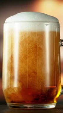 Bira Pint 'ten Süper Yavaş Köpük Hareketi. High Speed Cinema Camera 'da çekildi, 1000 fps. Dikey Görünüm Oranı. 