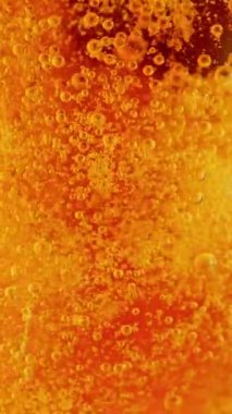 Macro Shot 'un Süper Yavaş Hareketi Bira İçeceği, yakın plan. High Speed Cinema Camera 'da çekildi, 1000 fps. Dikey Görünüm Oranı.