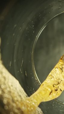 Süper Yavaş Macro Shot Doldurulmuş Bira İçeceği. Bir bardağın içinden eşsiz bir bakış açısı. High Speed Cinema Camera 'da çekildi, 1000 fps. Dikey Görünüm Oranı.