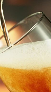 Pint 'e Süper Yavaş Bira Dökümü. High Speed Cinema Camera 'da çekildi, 1000 fps. Dikey Görünüm Oranı.
