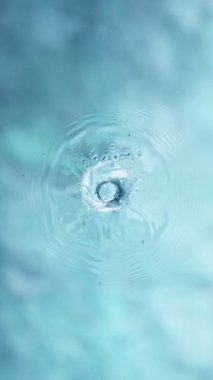 Çok Yavaş Su Düşürme Hareketi Çok Detaylı Düşüyor. Yüksek Hız Sineması Kamerası 'nda çekildi, 1000fps. Dikey Görünüm Oranı.