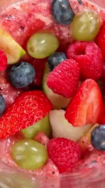 Blender 'da sebze parçalarını karıştırma hareketi. High Speed Cinema Camera 'da çekildi, 1000 fps. Dikey Görünüm Oranı.