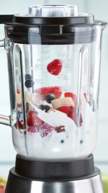 Sebze ve Sütü Blender 'da Karıştırma Süper Yavaş Hareketi. High Speed Cinema Camera 'da çekildi, 1000 fps. Dikey Görünüm Oranı.