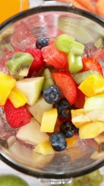 Blender 'da sebze parçalarını karıştırma hareketi. High Speed Cinema Camera 'da çekildi, 1000 fps. Dikey Görünüm Oranı.