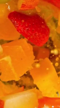 Blender 'da sebze parçalarını karıştırma hareketi. High Speed Cinema Camera 'da çekildi, 1000 fps. Dikey Görünüm Oranı.