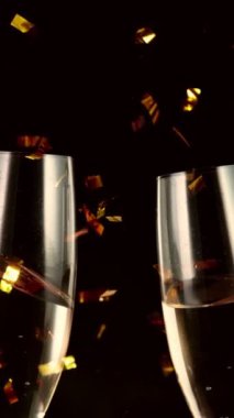 Şampanyaya Düşen Şarap Kadehleri 'nin Süper Yavaş Hareketi. High Speed Cinema Camera 'da çekildi, 1000 fps. Dikey Görünüm Oranı.