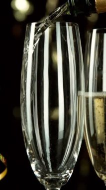 Süper Yavaş Şampanya Şarabı Kamera Hareketiyle Bardağa Dolduruluyor. High Speed Cinema Camera 'da çekildi, 1000 fps. Dikey Görünüm Oranı.