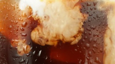 Extreme Close-Up 'ta Süt İçeceğinin Süper Yavaş Hareketi. Yüksek Hız Sinema Kamerası, 1000 fp..