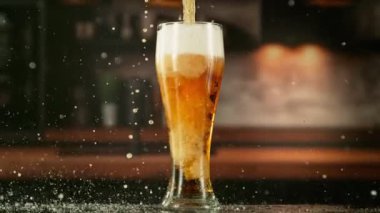 Pint in Detail 'e Süper Yavaş Bira Dökümü. High Speed Cinema Camera 'da çekildi, 1000 fps. Arka planda Görüntü Endüstriyel İçişleri. Hareketli Kamera.