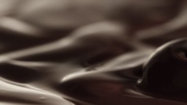 Çok Yavaş Dökülen Sıcak Çikolata, Dalgalar Yaratmak, Yüksek Hız Sinema Kamerasında Çekim, 1000 fps. Kamera hareket halinde. Ekstrem Makro Vuruşu.