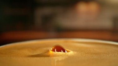 Kahveye Düşen Düşüşün Süper Yavaş Hareketi, Aşırı Macro Shot. Yüksek Hız Sinema Kamerasında Çekim.