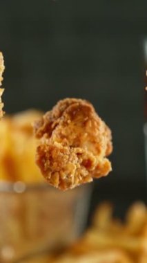 Uçan Kızarmış Tavukların Süper Yavaş Hareketi. Yüksek Hız Sineması Kamerası 'nda çekildi, 1000fps. Dikey Görünüm Oranı.