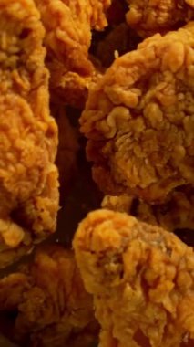 Uçan Kızarmış Tavukların Süper Yavaş Hareketi. Yüksek Hız Sineması Kamerası 'nda çekildi, 1000fps. Dikey Görünüm Oranı.