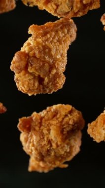 Uçan Kızarmış Tavukların Süper Yavaş Hareketi. Yüksek Hız Sineması Kamerası 'nda çekildi, 1000fps. Dikey Görünüm Oranı.