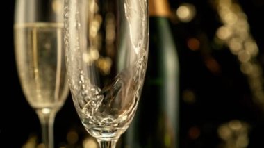 Kara Arkaplan 'a Şampanyalı Şampanyalı Şampanyaların Süper Yavaş Hareketi ve Yanıp sönen Leke Işıkları. Yüksek Hız Sinema Kamerası, 1000fps.