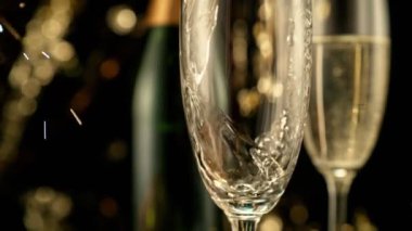 Kara Arkaplan 'a Şampanyalı Şampanyalı Şampanyaların Süper Yavaş Hareketi ve Yanıp sönen Leke Işıkları. Yüksek Hız Sinema Kamerası, 1000fps.