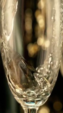 Kara Arkaplan 'a Şampanyalı Şampanyalı Şampanyaların Süper Yavaş Hareketi ve Yanıp sönen Leke Işıkları. Yüksek Hız Sineması Kamerası 'nda çekildi, 1000fps. Dikey Görünüm Oranı.
