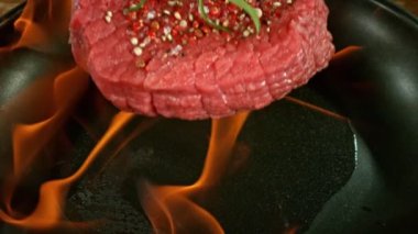 Ateşli Pan 'da Uçan Çiğ Biftek Hareketi. Yüksek Hız Sinema Kamerası, 1000 fp..