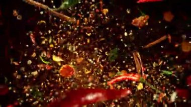 Süper Yavaş Uçan ve Dönen Baharat Karışımı. Kara Arkaplan 'da izole edilmiş. Yüksek Hız Sinema Kamerası, 1000 Fps, Yüksek Hız Cine Bot 'a Yerleştirilmiş. Hız Rampası Efekti.