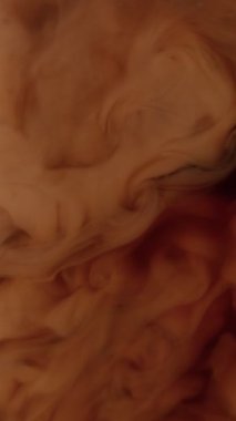 Extreme Close-Up 'ta Süt İçeceğinin Süper Yavaş Hareketi. High Speed Cinema Camera 'da çekildi, 1000 fps. Dikey Kompozisyon. Hız Rampası Efekti.