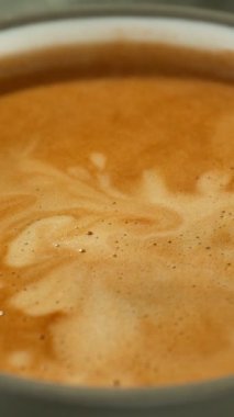 Kameralı kahvenin içine düşmenin süper yavaş çekimi. Yüksek hızlı sinema kamerası, yüksek hızlı sinüs robotuna yerleştirilmiş 1000 fps. Dikey Görünüm Oranı.