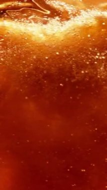 Kasırga şeklinde sütlü kahve içmenin süper yavaş çekimi. Yüksek hızlı sinema kamerasıyla çekildi, 1000fps. Dikey Görünüm Oranı.