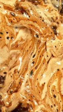 Kahveyle Köpüğü Detaylı Karıştırma Süper Yavaş Hareketi. Yüksek Hız Sineması Kamerası 'nda çekildi, 1000fps. Üstten Aşağı Kompozisyon. Dikey Görünüm Oranı.