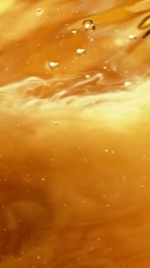 Kasırga şeklinde sütlü kahve içmenin süper yavaş çekimi. Yüksek hızlı sinema kamerasıyla çekildi, 1000fps. Dikey Görünüm Oranı.