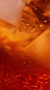Kahveyi buzla karıştırmanın süper yavaş bir yolu. Yüksek hızlı sinema kamerasıyla çekildi, 1000fps. Dikey Görünüm Oranı.