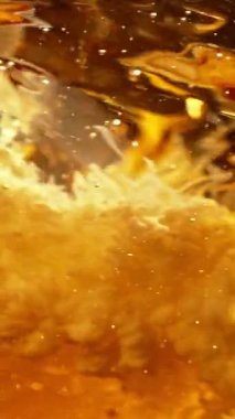 Kasırga şeklinde sütlü kahve içmenin süper yavaş çekimi. Yüksek hızlı sinema kamerasıyla çekildi, 1000fps. Dikey Görünüm Oranı.
