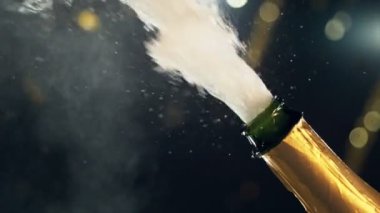 Kamera Hareketiyle Süper Yavaş Şampanya Patlaması Hareketi. Yüksek Hız Sinema Kamerası, 1000fps.