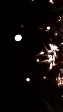 Yanan Havai fişeklerin Süper Yavaş Hareketi Kara Arkaplan 'da izole edildi. Yüksek Hız Sineması Kamerası 'nda çekildi, 1000fps. Dikey Görünüm Oranı.