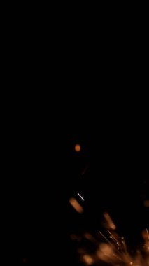 Yanan Maytap Süper Yavaş Hareketi Kara Arkaplanda İzole Edildi. Yüksek Hız Sineması Kamerası 'nda çekildi, 1000fps. Dikey Görünüm Oranı.