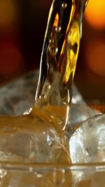 Kolayı hızlı çekimle bardağa doldurmanın süper yavaş bir yolu. Yüksek hızlı sinema kamerası, 1000 fps. Yüksek hızlı sinüs robotuna yerleştirilmiş. Dikey Görünüm Oranı.