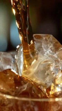 Kolayı hızlı çekimle bardağa doldurmanın süper yavaş bir yolu. Yüksek hızlı sinema kamerası, 1000 fps. Yüksek hızlı sinüs robotuna yerleştirilmiş. Hız rampası etkisi. Dikey Görünüm Oranı.