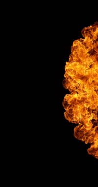 Süper Yavaş Ateş Patlaması Kara Arkaplanda izole edildi. High Speed Cinema Camera 'da çekildi, 1000 fps. Dikey Görünüm Oranı.