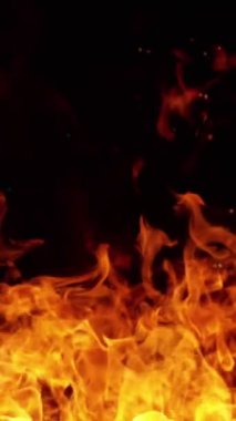 Ateşin Süper Yavaş Hareketi. Kara Arkaplan 'da izole edilmiş. High Speed Cinema Camera 'da çekildi, 1000 fps. Dikey Görünüm Oranı.