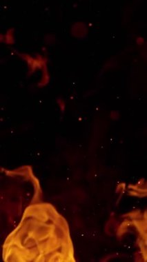 Ateşin Süper Yavaş Hareketi. Kara Arkaplan 'da izole edilmiş. High Speed Cinema Camera 'da çekildi, 1000 fps. Dikey Görünüm Oranı.