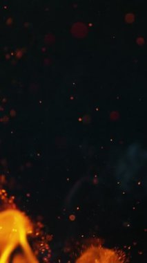 Ateşin Süper Yavaş Hareketi Kara Arkaplan 'da izole edildi. High Speed Cinema Camera 'da çekildi, 1000 fps. Dikey Görünüm Oranı.