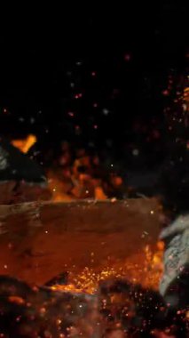 Kamp ateşinin Süper Yavaş Hareketi. Kara Arkaplan 'da izole edilmiş. High Speed Cinema Camera 'da çekildi, 1000 fps. Dikey Görünüm Oranı.