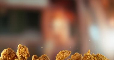 Uçan Kızarmış Tavuk Kanatları ve Parçalarının Süper Yavaş Hareketi. Arka plandaki Görüntü Özeti. Yüksek Hız Sineması Kamerası 'nda çekildi, 1000fps. Hareketli Kamera.