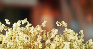 Süper Yavaş Uçan Patlamış Mısır Hareketi. Arka plandaki Görüntü Özeti. Yüksek Hız Sineması Kamerası 'nda çekildi, 1000fps. Hareketli Kamera.