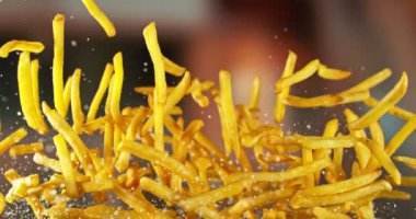 Uçan Fransız Kızartmalarının Süper Yavaş Hareketi. Arka plandaki Görüntü Özeti. Yüksek Hız Sineması Kamerası 'nda çekildi, 1000fps. Hareketli Kamera.