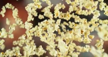 Süper Yavaş Uçan Patlamış Mısır Hareketi. Arka plandaki Görüntü Özeti. Yüksek Hız Sineması Kamerası 'nda çekildi, 1000fps. Kamera hareket halinde. Hız Rampası Efekti.