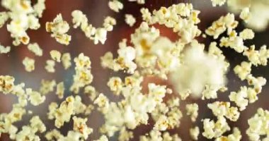 Süper Yavaş Uçan Patlamış Mısır Hareketi. Arka plandaki Görüntü Özeti. Yüksek Hız Sineması Kamerası 'nda çekildi, 1000fps. Hız Rampası Efekti.