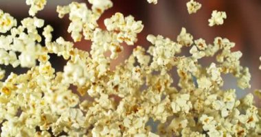 Süper Yavaş Uçan Patlamış Mısır Hareketi. Arka plandaki Görüntü Özeti. Yüksek Hız Sinema Kamerası, 1000fps.